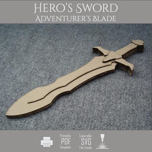 Op de afbeelding: Een gelaagd zwaard uitgesneden uit beige karton met de tekst HERO'S SWORD ADVENTURER'S BLADE bovenaan. Het ontwerp bevat iconen voor een printer, PDF, laserbaar SVG-bestand en een laser, wat wijst op een digitaal sjabloon.