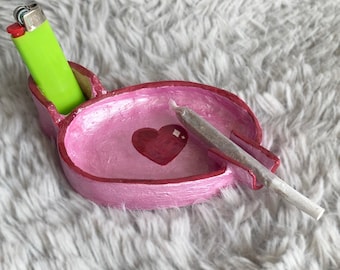 Posacenere in argilla rosa fatto a mano / posacenere con supporto e cuore / rosa metallizzato