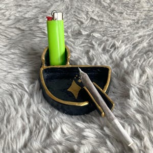 Pode incluir: Uma placa de madeira rústica com o texto "Welcome to our home" em letras brancas. A placa apresenta um acabamento desgastado e um design simples e convidativo, perfeito para uma varanda ou entrada.