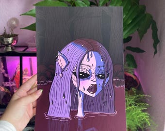 Könnte beinhalten: Kunstdruck mit einer stilisierten Illustration einer Person mit lila Haaren und Haut, die teilweise in eine dunkelrote Flüssigkeit getaucht ist. Die Person hat große Augen, spitze Ohren und tropfenförmige Verzierungen. Der Hintergrund zeigt einen dunklen Wald.