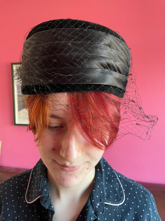 Vintage Black Velvet Pillbox Hat With Birdcage Veil 1950s Style Cocktail Hat 1940s Black Velvet Beaded Soutache Birdcage Veil Femme  main image 4