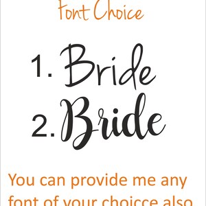 以下が含まれることがあります： 「Bride」という言葉の異なる2つのフォントスタイルが表示されています。最初のフォントは、より伝統的な筆記体スタイルです。2番目のフォントは、より現代的な筆記体スタイルです。2つのフォントの上に「Font Choice」というテキストがオレンジ色で表示されています。2つのフォントの下に「You can provide me any font of your choice also.」というテキストがオレンジ色で表示されています。