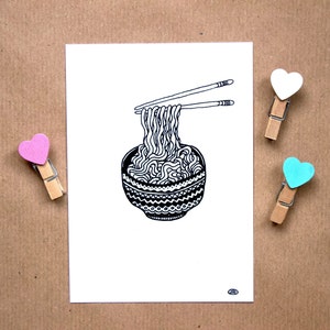 Puede incluir: Una ilustración en blanco y negro de un cuenco de fideos con palillos. El cuenco tiene un diseño estampado y los fideos tienen forma de espiral.