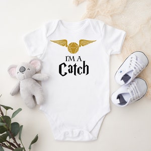 Body de bebé con snitch dorada &quot;I&#39;m a Catch&quot; - Body de bebé personalizado de Wizard