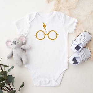 Brille und Blitznarbe Gold - Personalisierter Zauberer Babybody
