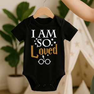 I Am So Loved, Zauberer-Baby-Body, zauberhaftes Baby-Dusche-Geschenk, Schwangerschaftsankündigung, Neugeborenen Baby-Foto-Shooting, Gender Reveal, Neutral