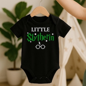 Grüner Zauberhaus Baby Body, Magisches Baby-Dusche-Geschenk, Zukünftiger Hexen-Zauberer, Geschlechtsneutral, Schwangerschaftsankündigung, Baby-Foto-Shooting