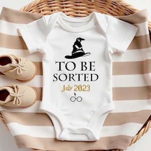 To Be Sorted, Zauberer Baby Body, Magische Schwangerschaftansage, Geschlecht Enthüllen, Zukünftiger Hexen-Zauberer, Neugeborenengeschenk, Babypartygeschenk