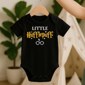 Gelb Zauberhaus Baby Body, Magisches Baby-Dusche-Geschenk, Zukünftiger Hexen-Zauberer, Geschlechtsneutral, Schwangerschaftsankündigung, Baby-Foto-Shooting