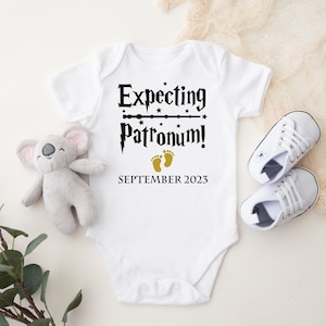 In Erwartung Patronum! - Benutzerdefinierte Zauberer Ankündigung Baby Body
