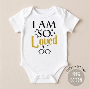 I Am So Loved, Zauberer-Baby-Body, zauberhaftes Baby-Dusche-Geschenk, Schwangerschaftsankündigung, Neugeborenen Baby-Foto-Shooting, Gender Reveal, Neutral