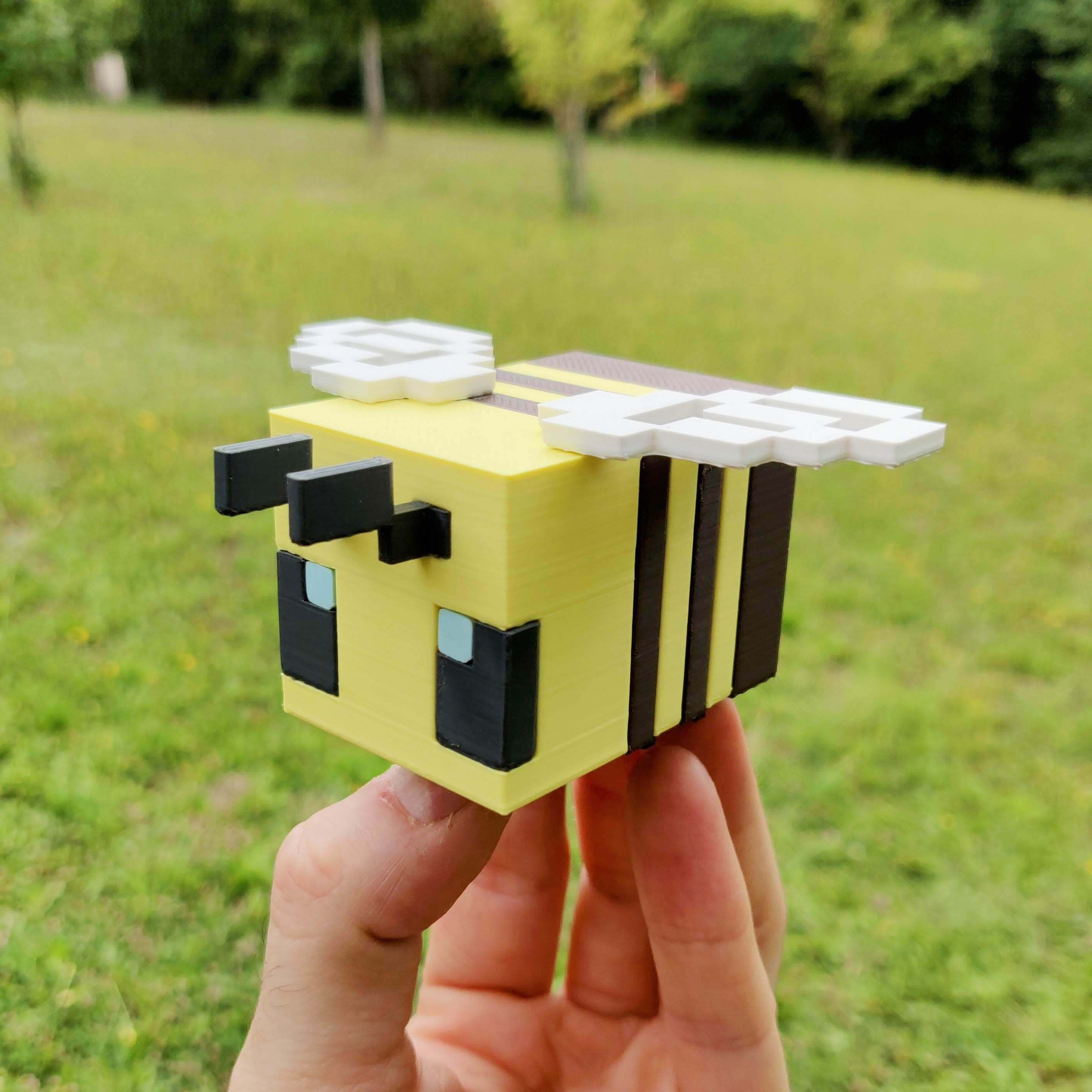 Minecraft foldable bees printable!  Diy minecraft decorations, Minecraft  printables, Minecraft room decor