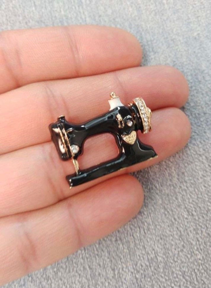 Vintage sewing machine pin badge novelty pin Seamstress pin Etsy