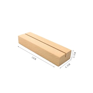 Peut inclure: Un porte-panneau en bois naturel avec une fente pour afficher des cartes ou des photos. Il mesure 15 cm de long, 4,5 cm de large et 2,5 cm de haut.