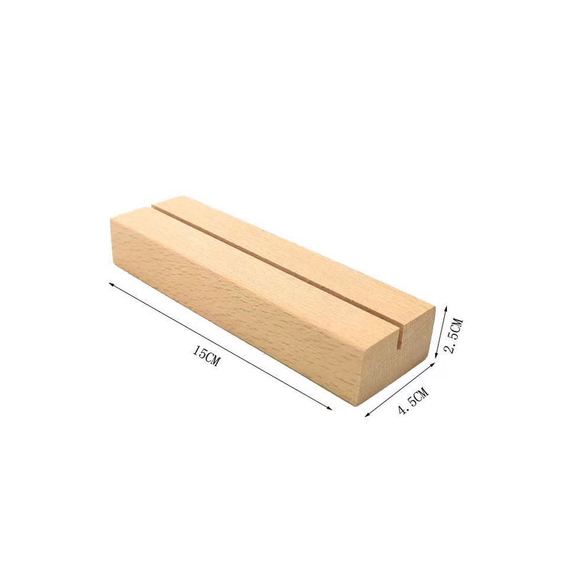 Peut inclure: Un porte-panneau en bois naturel avec une fente pour afficher des cartes ou des photos. Il mesure 15 cm de long, 4,5 cm de large et 2,5 cm de haut.