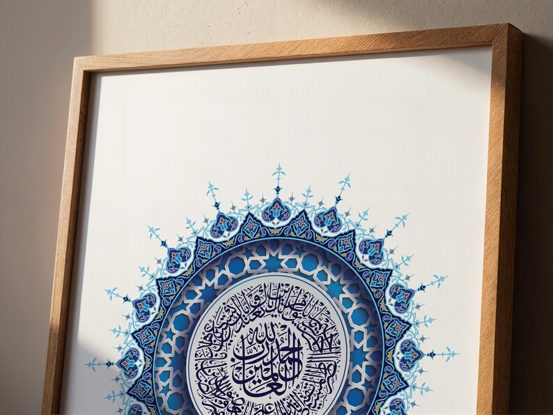 Zoom sur les détails raffinés du mandala islamique bleu entourant la Sourate Al Fatiha en calligraphie arabe. Chaque motif géométrique souligne la richesse de l’art islamique traditionnel tout en conservant une esthétique moderne. Cette affiche islamique numérique offre un équilibre parfait entre profondeur spirituelle et décoration contemporaine. Idéale pour celles et ceux qui recherchent un art coranique détaillé, harmonieux et visuellement captivant.