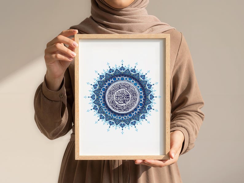 Affiche Sourate Al Fatiha en mandala islamique bleu, tenue élégamment comme idée de cadeau musulman. Cette décoration murale coranique constitue un présent significatif pour un mariage, un nouveau foyer ou Ramadan. Elle répond au désir d’offrir un art islamique spirituel, raffiné et moderne. Téléchargement numérique haute définition, facile à imprimer et à encadrer.