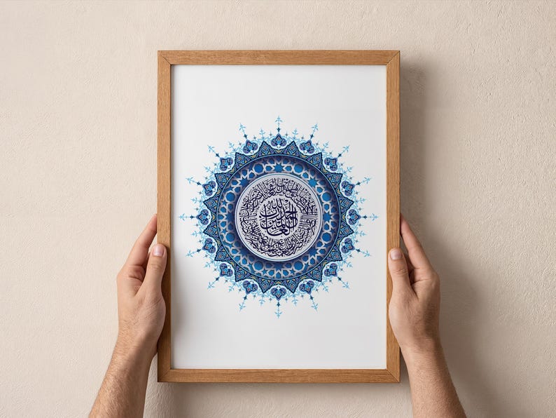 Affiche Sourate Al Fatiha en calligraphie arabe au centre d’un mandala islamique bleu raffiné. Présentée dans un cadre en bois naturel, cette décoration murale islamique apporte une atmosphère spirituelle, apaisante et élégante à votre intérieur. Idéale pour un salon moderne, une chambre ou un espace de prière, cette affiche coranique en téléchargement numérique est parfaite pour celles et ceux qui recherchent un art islamique minimaliste, harmonieux et profondément symbolique.