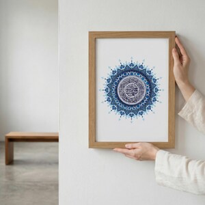 Poster Sourate Al Fatiha en calligraphie arabe entouré d’un mandala islamique bleu intense. Installé sur un mur clair, il devient un point focal spirituel et artistique. Cette décoration murale islamique moderne est idéale pour une chambre, un bureau ou un espace de méditation. Conçu en téléchargement numérique haute résolution, il permet une impression nette et élégante adaptée aux cadres standards.