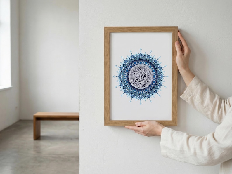 Poster Sourate Al Fatiha en calligraphie arabe entouré d’un mandala islamique bleu intense. Installé sur un mur clair, il devient un point focal spirituel et artistique. Cette décoration murale islamique moderne est idéale pour une chambre, un bureau ou un espace de méditation. Conçu en téléchargement numérique haute résolution, il permet une impression nette et élégante adaptée aux cadres standards.