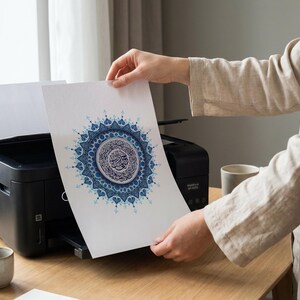 Affiche islamique Sourate Al Fatiha en téléchargement numérique prête à imprimer à domicile ou chez un professionnel. Cette œuvre en calligraphie arabe avec mandala bleu est optimisée en 300 DPI pour garantir une qualité d’impression exceptionnelle. Parfaite pour celles et ceux qui recherchent une décoration murale islamique rapide, accessible et élégante sans attendre de livraison physique.