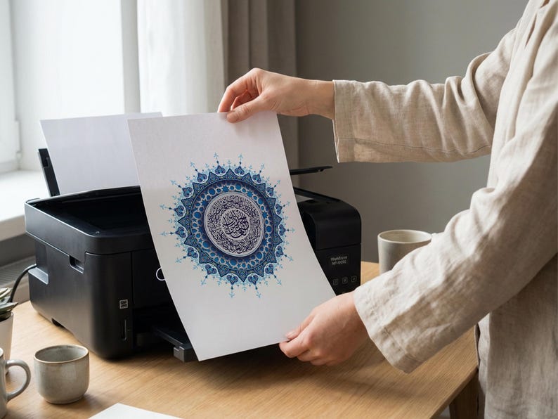 Affiche islamique Sourate Al Fatiha en téléchargement numérique prête à imprimer à domicile ou chez un professionnel. Cette œuvre en calligraphie arabe avec mandala bleu est optimisée en 300 DPI pour garantir une qualité d’impression exceptionnelle. Parfaite pour celles et ceux qui recherchent une décoration murale islamique rapide, accessible et élégante sans attendre de livraison physique.