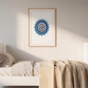 Affiche coranique représentant la Sourate Al Fatiha en calligraphie arabe dans une chambre aux tons neutres. Le mandala bleu apporte profondeur, paix intérieure et harmonie visuelle. Cette décoration islamique moderne répond au besoin d’un environnement spirituel apaisant au quotidien. Idéale pour créer une atmosphère sereine dans une chambre musulmane contemporaine. Téléchargement numérique 300 DPI prêt à imprimer.
