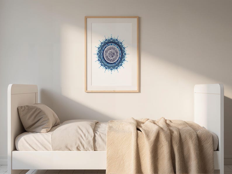 Affiche coranique représentant la Sourate Al Fatiha en calligraphie arabe dans une chambre aux tons neutres. Le mandala bleu apporte profondeur, paix intérieure et harmonie visuelle. Cette décoration islamique moderne répond au besoin d’un environnement spirituel apaisant au quotidien. Idéale pour créer une atmosphère sereine dans une chambre musulmane contemporaine. Téléchargement numérique 300 DPI prêt à imprimer.