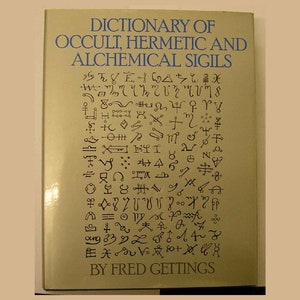 Op de afbeelding: Een boekomslag met een gouden achtergrond en zwarte tekst. De titel is "Dictionary of Occult, Hermetic and Alchemical Sigils" door Fred Gettings. De omslag is versierd met verschillende sigils.
