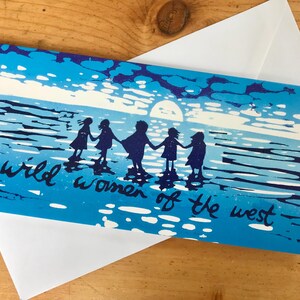 Tarjeta de felicitación de mujeres salvajes - Tarjeta de natación salvaje - Tarjeta de lino - Tarjeta de hermandad - Tarjeta feminista