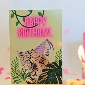 Cartão de aniversário do leopardo/selva/.