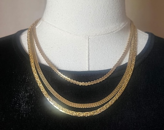Conjunto de collar de cadena de oro en capas con textura de espiga y múltiples hebras, estilo vintage.