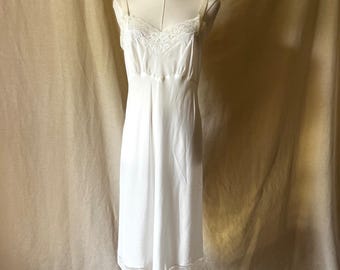 Vintage 1960s Barbizon White Lace Nylon Full Slip Embroidered Midi Nightgown 34