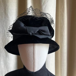 Vintage 1950s Black‎ Velvet Veiled Cocktail Hat Film Noir Mini Brim Bow Hat Vintage Designer Tilt Hat With Veil – Post-wwii Black Felt  main image 3