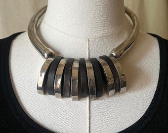 Colar vintage modernista em tom prateado e madeira, peça única e marcante.