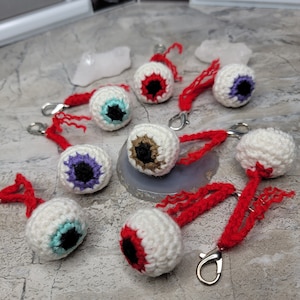Einzelner Eyeball Schlüsselanhänger, Halloween Schlüsselbund, Geburtstagsgeschenk, lustiger Schlüsselbund, Gruseliger Schlüsselbund, Gehäkelter Schlüsselbund, Handgemachter Schlüsselbund