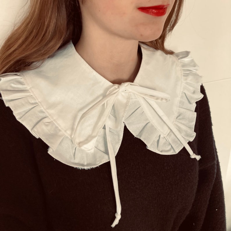Large removable collar with frills image 4