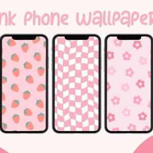 以下が含まれることがあります： ピンク色の携帯電話の壁紙を表示する3つの黒いスマートフォン。壁紙はイチゴ、波状の市松模様、花を特徴としています。「Pink Phone Wallpapers」というテキストが、手書き風のピンク色のフォントで携帯電話の上に表示されています。