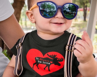 It Moose Be Love Toddler Tee, camiseta de alce para niños, niños alces de San Valentín, regalo de alce para niños pequeños, niño pequeño regalo de vida silvestre, lindo niño camisa de alce
