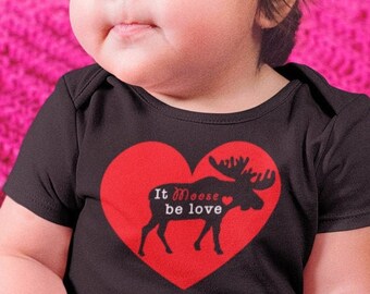 It Moose Be Love Onesie, mono de San Valentín, mono de alce, regalo de mono de vida silvestre, regalo de bebé nuevo, regalo de ducha de bebé lindo, regalo de bebé de alce lindo