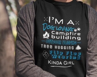 Amante de los perros, usar chanclas, acampar, camiseta al aire libre UNISEX; divertida camisa de verano, amante de las actividades al aire libre, regalo de amante de los campamentos, regalo de excursionista, amante de los perros