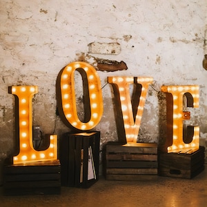 Carta de signo de amor de boda, luces vintage de letras de marquesina iluminadas de metal de bronce oxidado personalizadas, luces de letras de marquesinas personalizadas como telón de fondo de boda