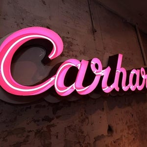 Letrero de logotipo comercial de metal, letras de metal 3D retro personalizadas, arte de pared de metal, letras abiertas iluminadas para publicidad al aire libre, logotipo iluminado con neón