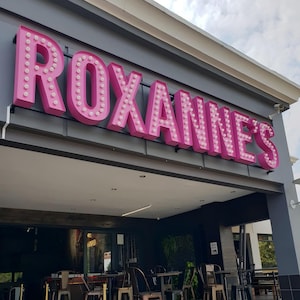 Letreros retro con letras y bombillas, letreros con logotipos personalizados, letreros iluminados para negocios, luces de letras de metal rústicas, decoración de restaurantes