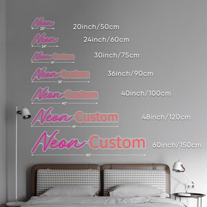 Op de afbeelding: Een neon-bord met de tekst "Neon Custom" in roze en rood. Het bord wordt in vijf verschillende maten getoond, vari&euml;rend van 50 cm tot 150 cm. Het bord wordt getoond op een grijze muur met een bed op de achtergrond.