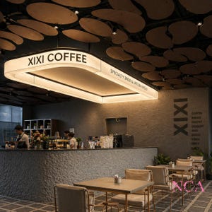 Puede incluir: Interior de una cafeter&iacute;a con un dise&ntilde;o moderno. Un gran letrero iluminado dice "XIXI COFFEE" y "SPECIALTY BREW & ARTISAN BREAD". Mesas y sillas est&aacute;n dispuestas frente a una pared texturizada. El techo presenta elementos decorativos de madera.