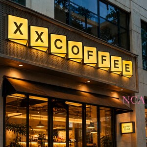 Puede incluir: Exterior de una cafeter&iacute;a con un letrero que dice "XX COFFEE" en letras de bloque amarillas iluminadas. La tienda tiene grandes ventanales y un peque&ntilde;o letrero que dice "COFFEE TO GO".
