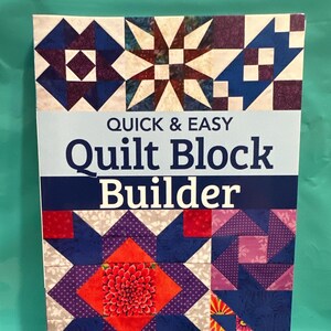 Puede incluir: Portada de libro con el título "Quick & Easy Quilt Block Builder" en texto azul y blanco. La portada presenta un diseño de bloque de colcha colorido con varias formas geométricas y patrones en tonos de rojo, azul, morado y blanco.
