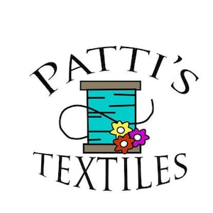 Może przedstawiać: Logo sklepu z tkaninami o nazwie "Patti's Textiles". Logo przedstawia szpulkę nici w kolorze turkusowym z białą nicią wychodzącą ze szpulki. Na szpulce znajdują się trzy kwiaty, jeden ż&oacute;łty, jeden r&oacute;żowy i jeden fioletowy.