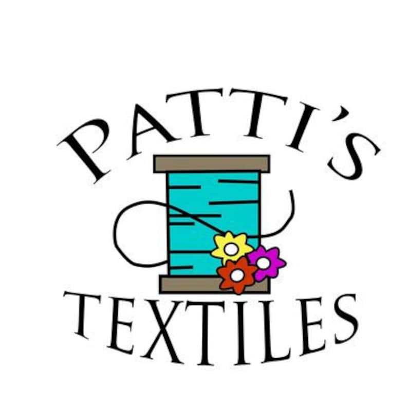 Może przedstawiać: Logo sklepu z tkaninami o nazwie "Patti's Textiles". Logo przedstawia szpulkę nici w kolorze turkusowym z białą nicią wychodzącą ze szpulki. Na szpulce znajdują się trzy kwiaty, jeden ż&oacute;łty, jeden r&oacute;żowy i jeden fioletowy.